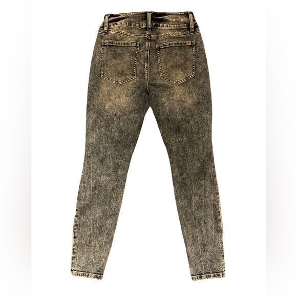 Cabi Distressed Denim Straight Leg Jeans - Size 6 - Picture 2 of 3